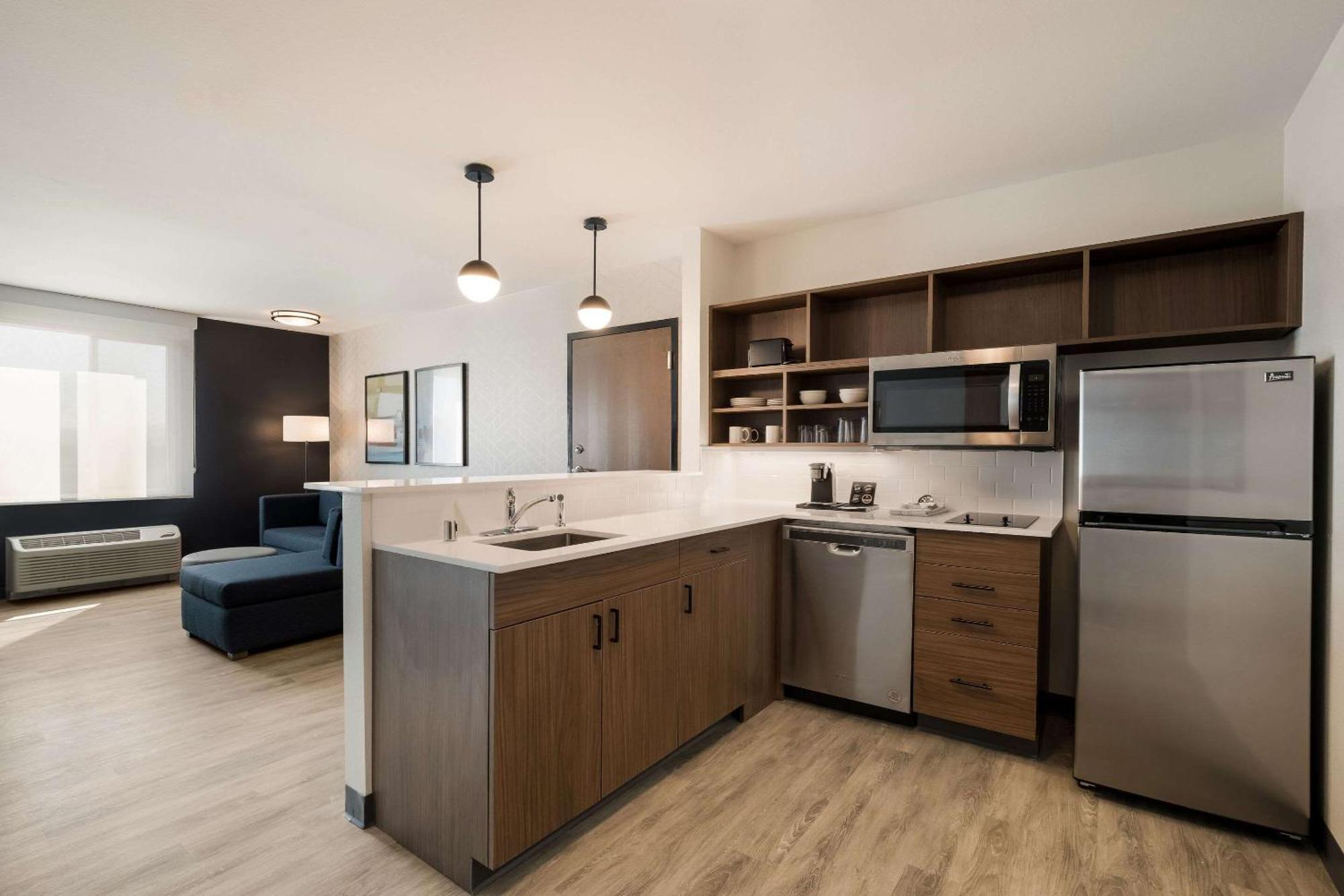 Everhome Suites Corona Exterior photo