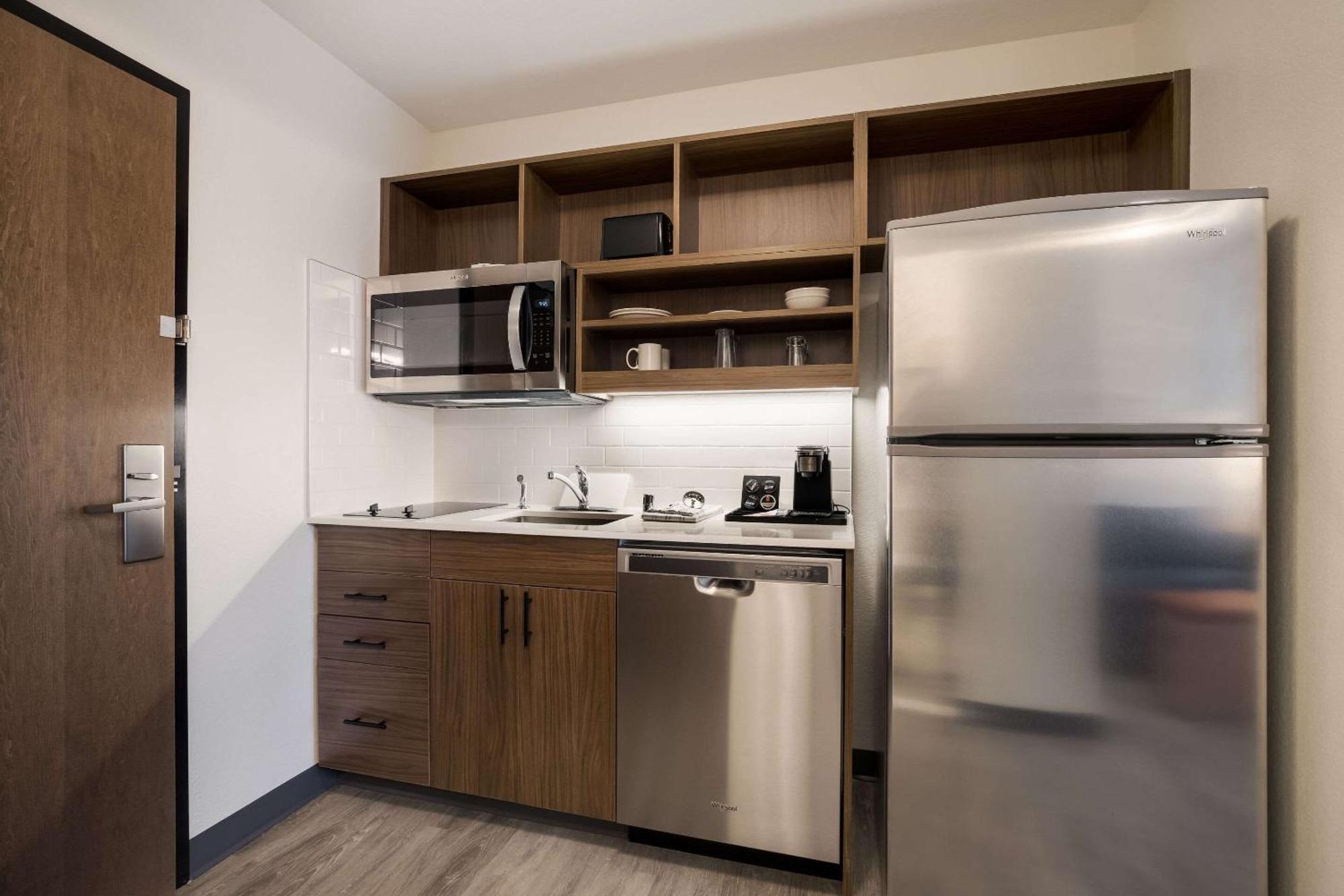 Everhome Suites Corona Exterior photo